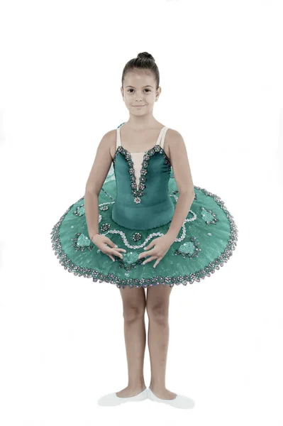 Pequeña bailarina en tutú azul. Niño adorable en posición de ballet clásico. Baile infantil, desarrollo físico. Bailarina pequeña toma clases de baile. Desarrollo y aprendizaje. Disfruta bailando —  Fotos de Stock