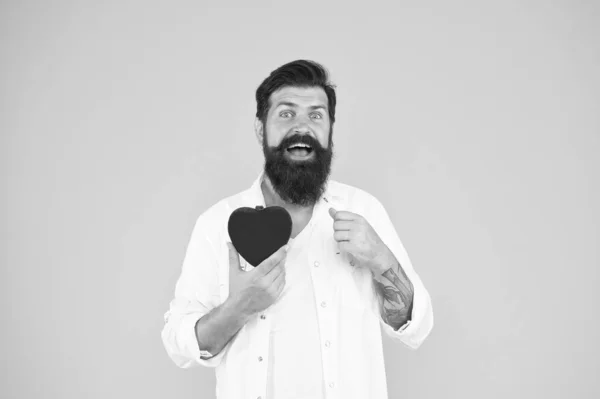 Celebración festiva. amor y romance. ser donante de órganos humanos. Corazón rojo del hombre barbudo. brutal cuidado hipster de su corazón. Déjame ser tu San Valentín. Salud. diagnóstico de latidos cardíacos. enamorarse —  Fotos de Stock