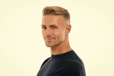 Yakışıklı ve çekici. Beyaz tenli yakışıklı adam. Yakışıklı, tıraşsız yüzü olan beyaz bir adam. Erkekler tımar ediliyor. Saç ve cilt bakımı. Saç bakım kozmetiği. Cilt ürünleri. Yakışıklı ve bakımlı.