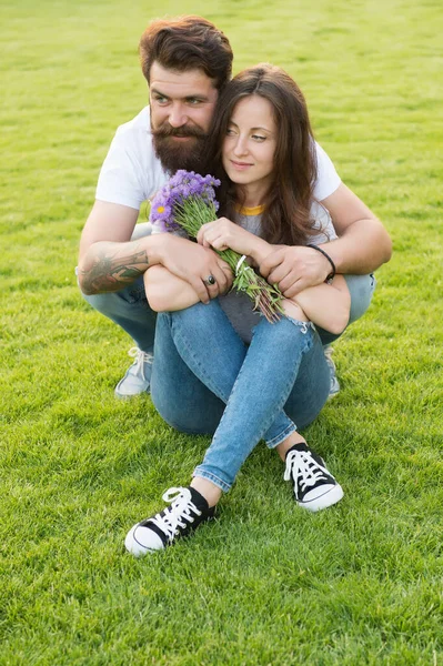 Preciosa pareja abrazo relajante en el prado verde, siempre juntos concepto — Foto de Stock