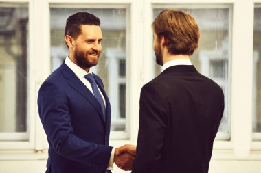 Patron ve çalışanı ortakla anlaşmak için el sıkışıyor..