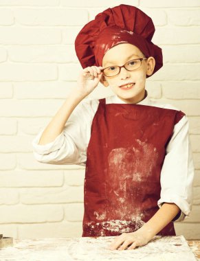 Lekeli tatlı aşçı çocuk.