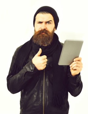 Sakallı, Kafkas hippisi, elinde tablet.