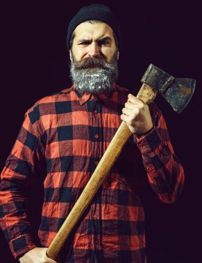 Baltalı sakallı adam.