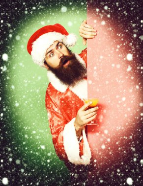 Şaşırmış sakallı Noel Baba adam