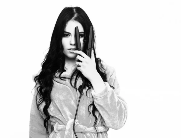 Сексуальна дівчина позує в бірюзовому велюровому халаті з випрямленням — стокове фото