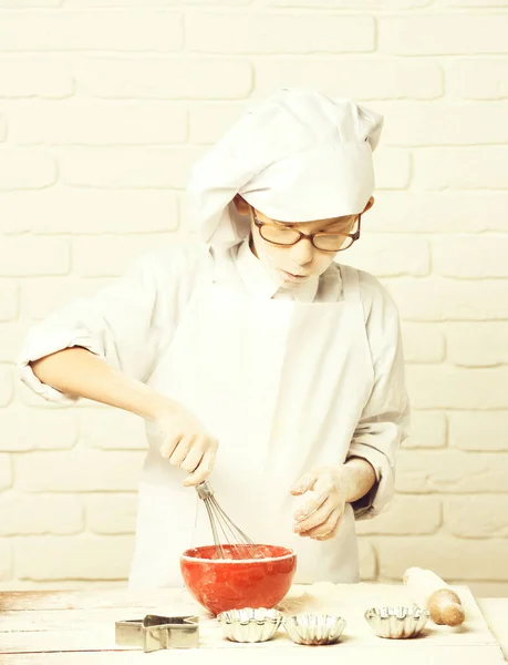 얼룩있는 귀여운 요리사 소년 — 스톡 사진