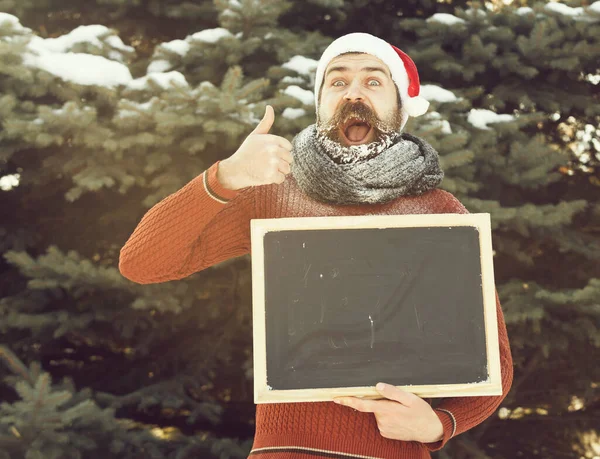 Opgewonden santa met blanco schoolbord — Stockfoto