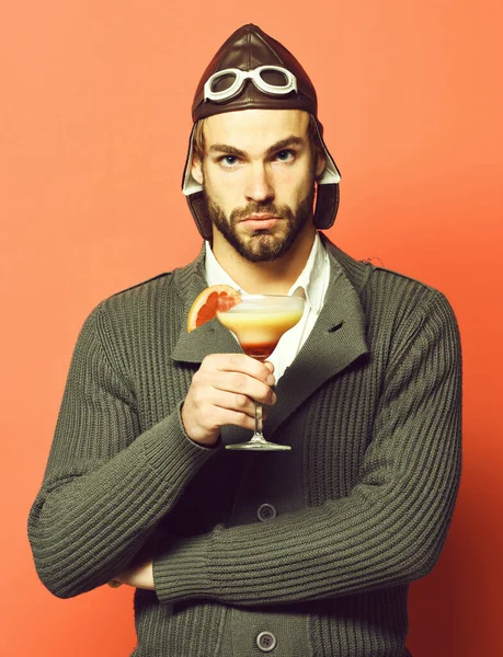 Bearded pilot with cocktail in glass — Stock Photo, Image