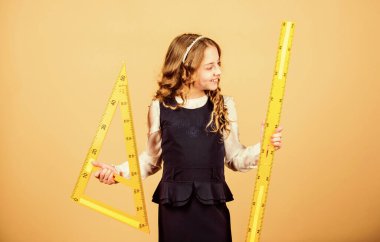 Okul öğrencisi geometri öğreniyor. BTMM okul disiplini. Matematik dersi. Eğitim ve bilgi. Küçük kız okula geri döndü. Büyük hükümdarları olan öğrenci kız. Öğrenci hayatı gibi.
