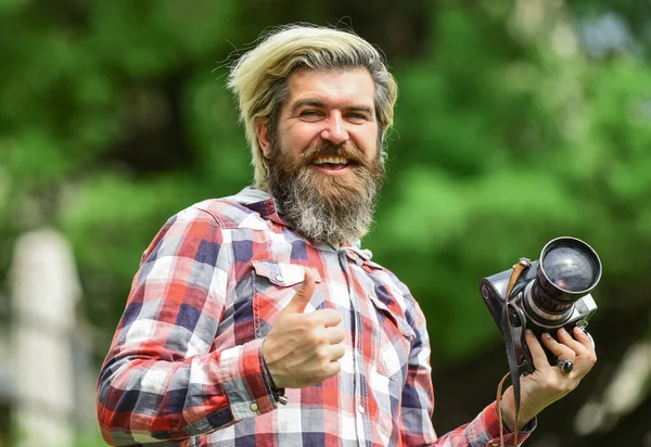 Fotografia tiro ao ar livre. viajante homem brutal com câmera retro. fotografia na vida moderna. dicas de viagem. fotógrafo profissional usar câmera vintage. Homem barbudo hipster tira uma foto. Vem comigo. — Fotografia de Stock