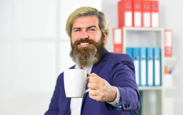 Tu devrais essayer ça. bel homme boire le café du matin. Portrait d'un homme d'affaires en fonction. homme d'affaires professionnel en attente d'un partenaire. homme d'affaires portant des vêtements décontractés intelligents — Photo