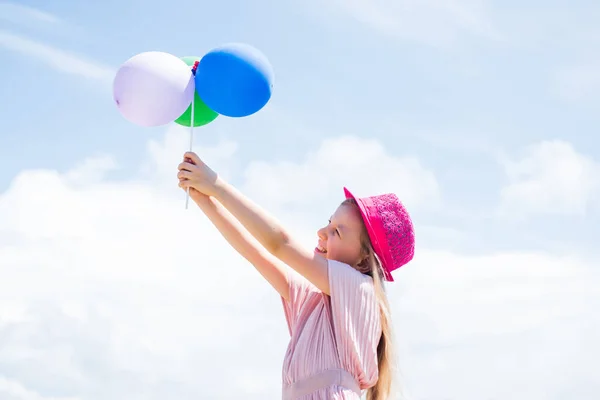 Ricorda per tutta la vita. Ragazzo felice con i palloncini. felice giorno dei bambini. felicità infantile. Concetto di libertà e immaginazione. divertente ragazza divertirsi in vacanza estiva. Bambino felice gioca con palloncini — Foto Stock