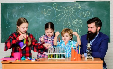 Kimya temalı kulüp. Kulübümüzün konusu. Grup etkileşimi ve iletişim. Kulüp, kimyalı çeşitli aktiviteleri içerir. Okul kulübü eğitimi. Öğretmen ve öğrencilerin test tüpleri sınıfta.