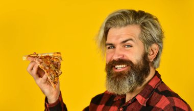 Pizza yiyen aç bir adam. Fast food teslimatı. Lezzetli peynirli pizza yemek. Mutlu sakallı adam İtalyan yemeği. İtalya buradadır. Yemek pişirme konsepti. Yemek siparişi vermek ve pizza tutmak.