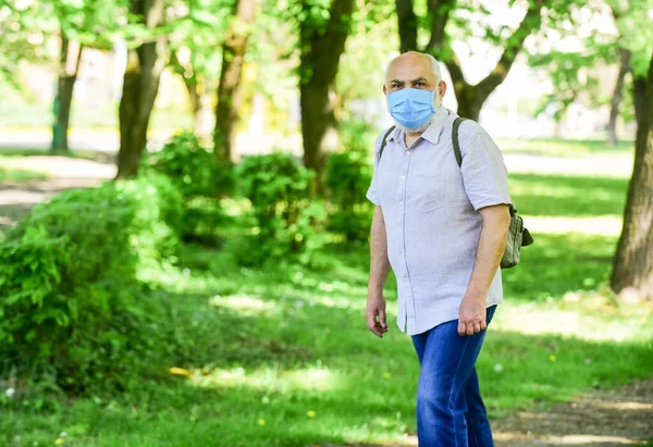 Koncepcja pandemii. Ograniczenie rozprzestrzeniania się infekcji. Maska starszego pana. Łagodzenie ograniczeń blokady. Załóż maskę. Kwarantanna rozszerzona. Maska chroniąca przed wirusem. Osoby w podeszłym wieku najwyższe ryzyko covid-19 — Zdjęcie stockowe