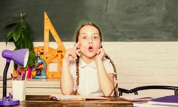 Meisje schattig kind zitten schoolklas schoolbord achtergrond. Kleine jongen studie school. Kennisdag. Versnellen naar de toekomst. Hometaskconcept. Terug naar school op 1 september. Verslaafd aan leren — Stockfoto