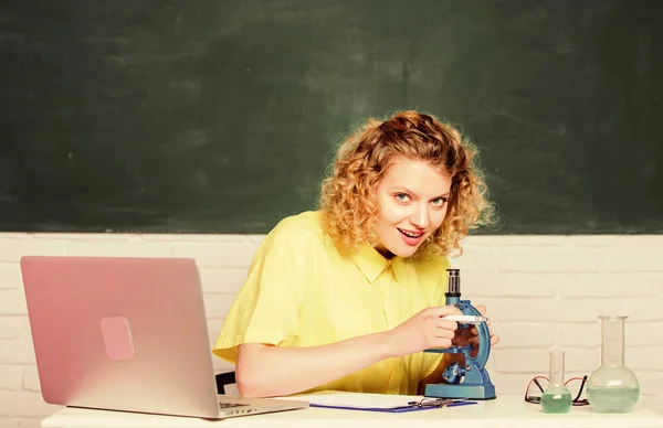 Scheikundeles. Meisje in het klaslokaal laboratorium met laptop. biologie experimenteel onderzoek. aantekeningen maken over chemische onderzoeksresultaten. wetenschapper op school lab. gelukkige student met microscoop en beker — Stockfoto