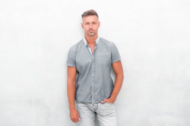 Duruş konsepti. Duruşun zihinsel ve fiziksel sağlık üzerinde büyük bir etkisi vardır. Sıradan giyinmiş yakışıklı olgun bir adam. Günlük kıyafetler giyen kendine güvenen bir adam. İyi vücut duruşu kendinden emin olduğunu gösterir.