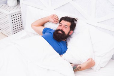 Evde harika vakit geçiriyoruz. Vücudunun ihtiyacı olan dinlenme için. Yatak sabahları çok rahat. Huzurlu, olgun bir erkek yastıkta dinleniyor. Sakallı adam yatakta gülümsüyor. Uykulu adam yatak odasında rahatla. Sabah erken saatlerde