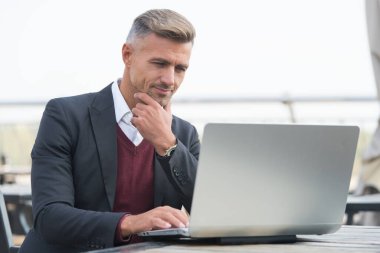 İnternetteki çalışma arkadaşın. Öğretmen bilgisayar yoluyla ders verir. İş koçluğu. Mesafe ve online kurslar. Modern teknoloji. İletişim aktivitesi. Giyin. Video konferansı. Her yerde çalış.