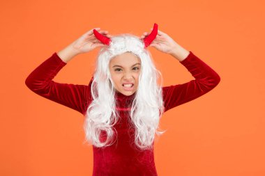 Cadılar Bayramı 'nda şeytan boynuzlu kızgın kız beyaz saçlı, şeker mi şaka mı oynuyor, Cadılar Bayramı' nız kutlu olsun