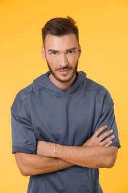 Güzel sakal. Adamın şık bir sakalı var. Berber dükkanından sonra erkek için şık bir sakal. Şık sakallı yakışıklı adam. Kendi tarzında mükemmel.