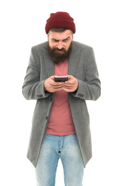 Tener blog mientras viajas. Hombre barbudo escribiendo un nuevo post de blog desde el teléfono inteligente. Blogger manteniendo blog privado. Hipster publicar en la red social en línea o blog en el dispositivo móvil — Foto de Stock