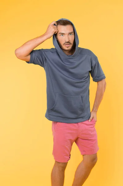 El aspecto atlético del hombre usa ropa elegante para la juventud. Cómodo atuendo para el ocio activo. Ropa para estilo de vida activo. Elija ropa cómoda hecha de textiles suaves para mantenerse activo — Foto de Stock