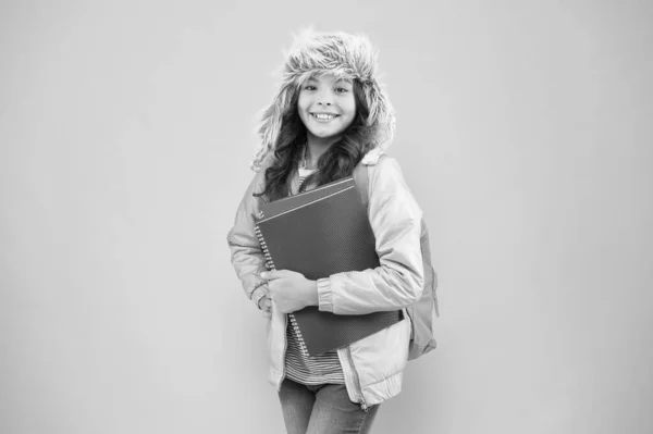 Élégante écolière. Terme académique. Semestre d'hiver. Adolescent avec sac à dos et livres. Petite écolière à la mode portant un sac à dos. Écolière vie quotidienne. L'éducation moderne. Examens finaux. Jour d'arrivée — Photo