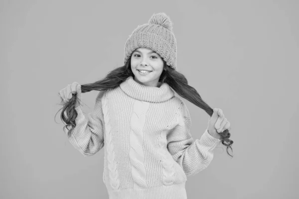 Vacanze invernali. Negozio di abbigliamento. Collezione invernale. Piccolo bambino indossare guanti cappello maglione. Controllo del clima. Tempo freddo. Ragazza carina godere della stagione invernale. Il bambino indossa un cappello a maglia. infanzia spensierata — Foto Stock