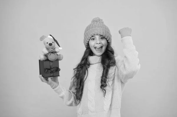 Une année réussie pour les rats. Apaisez avec un cadeau. Conseils d'achat. Joyeux fille tenir jouet de souris et boîte cadeau enveloppé. Enfant tricoté pull et chapeau jouer peluche jouet. Magasinez pour les enfants. Bonne année 2020. Cadeau pour bonne chance — Photo