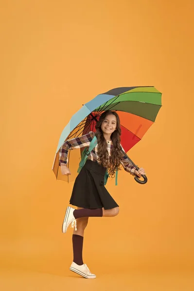 Насолоджуйся осіннім днем. розфарбувати життя. йди до школи. гарний прогноз погоди. під моєю парасолькою. маленька дівчинка яскравий парасолька. осінній стиль. Залишайтеся позитивними в будь-який сезон. щаслива дитина захищає дощ. веселкові кольори — стокове фото