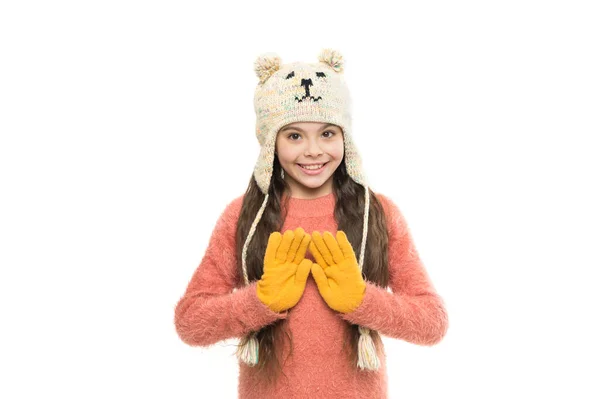 Warm und gemütlich. Alles, was Sie brauchen, sind Handschuhe. perfekter Look für kaltes Wetter. Die letzten Trends für diesen Winter. Glückliche Kinder tragen Strickwaren. ich liebe stricken. Weihnachtsstimmung. kleines Mädchen lange Haare isoliert auf weiß — Stockfoto