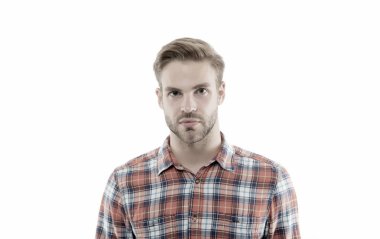 Doğal olarak yakışıklı görünüyor. Tıraşsız yüzlü yakışıklı bir adam beyazda soyutlanmış. Yakışıklı bir delikanlıya benziyor. Erkekler tımar ediliyor. Cilt bakımı. Sıradan moda tarzı. Yakışıklı ve çekici.