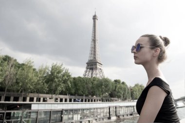 Paris, Fransa 'da Eyfel Kulesi' ne bakan bir kız