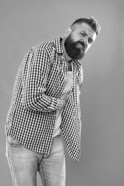 Miyokard enfarktüsünün belirtileri. Oh kalbim. Sakallı adam kalp ağrısından muzdarip. Hippi elini kalbe koy. Kalp ve damar sağlığı. Kalp ağrısı ve göğüs ağrısı. Sağlık hizmetleri. Kalp hastalığının önlenmesi