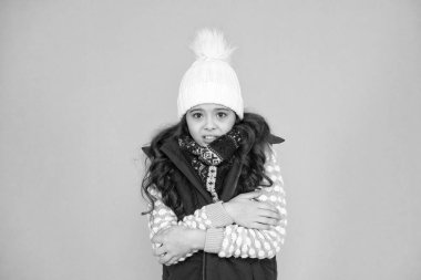 Kış nezlesi. Bu sezon üşüyorum. Katman katman giyin ve şapka tak. Aktif kal. Dışarısı soğuk. Çocuklar kalın örgü giyer. Kış titreşimleri. Hipster kız portresi. Gençlik sokak modası. Rahat hissediyorum.