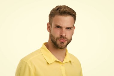 Modern güzellik standartları. Kendine güvenen genç adam. Tüylü adam beyazı soyutladı. Erkek güzellik ve moda. Yakışıklı adam poz veriyor. karizmatik üniversite öğrencisi. Yakışıklı, seksi adam. Karizmayla dolu.