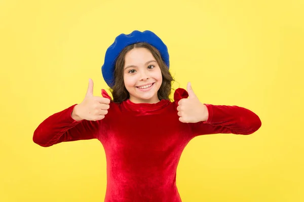Der beste Tag aller Zeiten. trendige Pariser Kind in rotem Kleid. Lächelnder Teenager trägt elegantes Kleid auf gelbem Hintergrund. Schönheit und französische Mode. Retro-Kindermode. Positives Mädchen mit Vintage-Baskenmütze — Stockfoto
