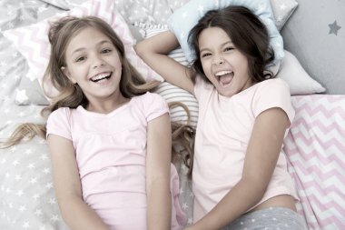 Pijama partisi ve arkadaşlık. Yatak odasında iki mutlu küçük çocuğun pijama partisi. Mutlu yüzlü küçük çocukların arkadaşlığı. Evet.