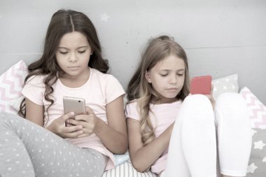 Sosyal bir sorun. Sabah titreşimleri. Uyumadan önce sohbet ediyoruz. En iyi arkadaşlar. Kardeşler yatakta telefon kullanır. Tatlı rüyalar. Yatak odasında pijama partisi. çocukluk ve yeni teknoloji. İnternet sörfü. Çocuklar blog yazıyor.