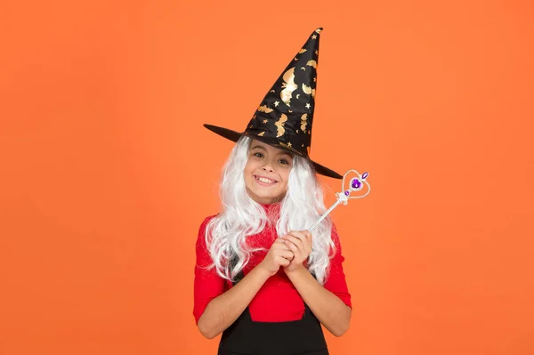 Io sono una strega. stregoneria e incantesimo. credere nei miracoli. Buon Halloween. bambino in cappello sorridente. Il ragazzo tiene la bacchetta magica. felicità infantile. teen girl pronto a celebrare la festa in costume — Foto Stock