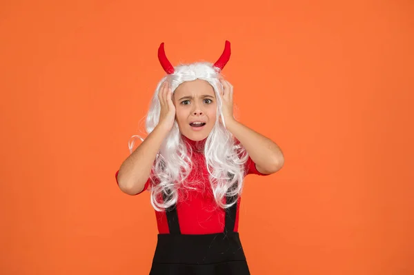 चौंकाने वाली लड़की शैतान सींग पहनती है और सफेद विग हेलोवीन पोशाक को छूती है, डरावना हैलोवीन — स्टॉक फ़ोटो, इमेज