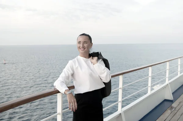 Mujer de negocios o feliz linda chica en el barco — Foto de Stock