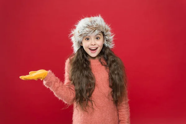 Χειμερινές διακοπές. Χαρούμενο παιδί με ζεστά ρούχα. κομψό κορίτσι έφηβος σε σκουλαρίκια και γάντια. χειμερινή παιδική μόδα. Χαρούμενη παιδική ηλικία. Χριστουγεννιάτικη δραστηριότητα. εορταστική διασκέδαση. αξεσουάρ ψυχρής εποχής — Φωτογραφία Αρχείου