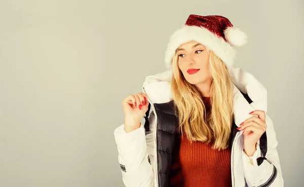Περιμένω παγωμένα Χριστούγεννα. Το κορίτσι φοράει λευκό μπουφάν και καπέλο του Άι Βασίλη. Το μπουφάν έχει επιπλέον μόνωση και είναι ελαφρώς μακρύτερο για να προστατεύει το σώμα σας από τις έντονες χειμερινές καιρικές συνθήκες. Άη Βασίλη. Λευκό σακάκι — Φωτογραφία Αρχείου