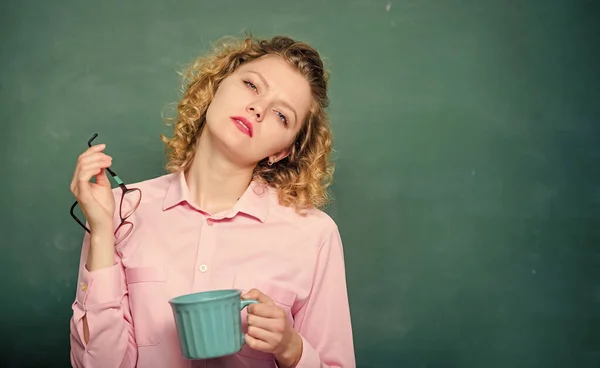 Dosis de cafeína. Profesor beber café pizarra fondo. Carga de energía para todo el día. Bebida inspiradora para el pedagogo escolar. La mujer disfruta del café. Un adicto al café. Sip recarga cuerpo y mente — Foto de Stock