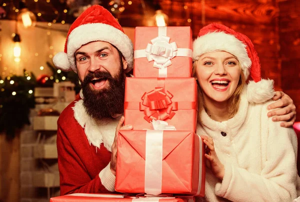 Tantas cajas para nosotros. Familia preparó regalos de Navidad. La Navidad es tiempo de dar. Amor pareja desembalaje regalos con fondo de árbol de Navidad. Pareja enamorada disfruta de la celebración navideña — Foto de Stock