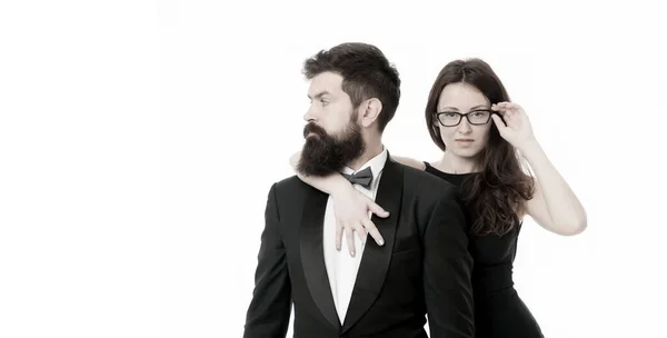 Encontro amoroso e romance. Dia dos Namorados. Homem de negócios barbudo com senhora. homem de smoking e mulher elegante na festa formal. Casal sexy apaixonado. casal formal isolado em branco. reunião de negócios. moda — Fotografia de Stock